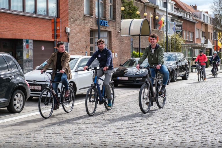 Koen Metsu fietst met Pieter en Thomas de fietsroute door Edegem. Benoit De Freine/Het Laatste Nieuws